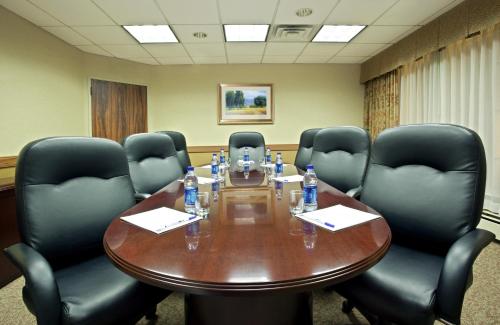 holiday inn express hotel and suites pittsburgh airport by ihg
