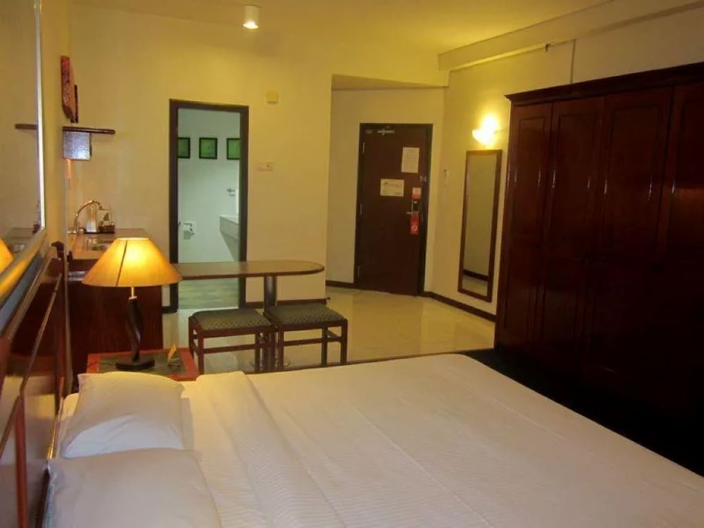 rainbow paradise beach resort