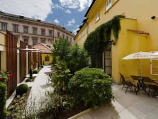 archibald at the charles bridge