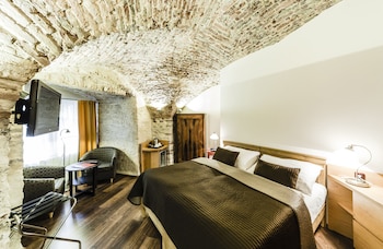 archibald at the charles bridge