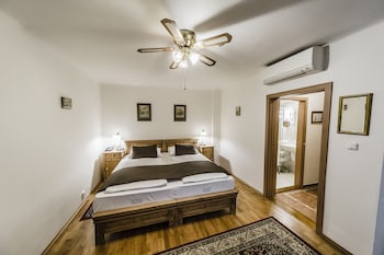 archibald at the charles bridge