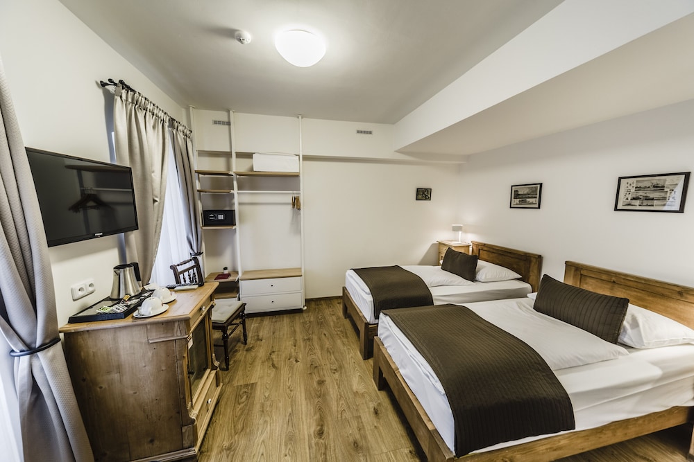 archibald at the charles bridge