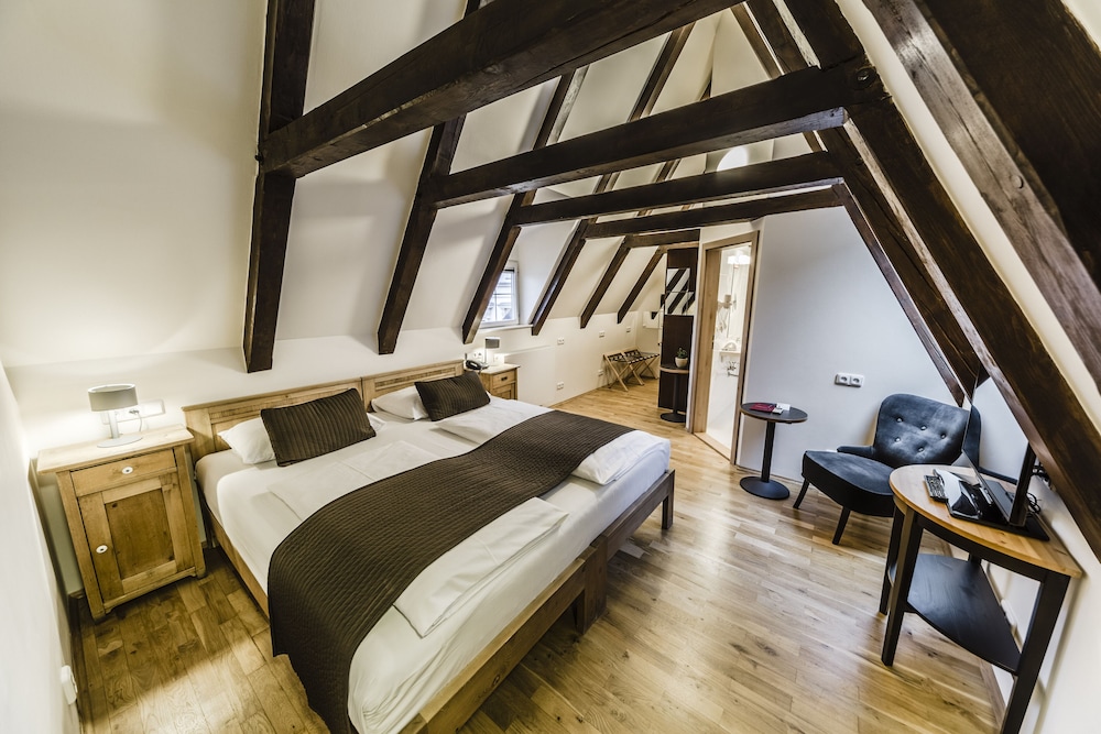 archibald at the charles bridge