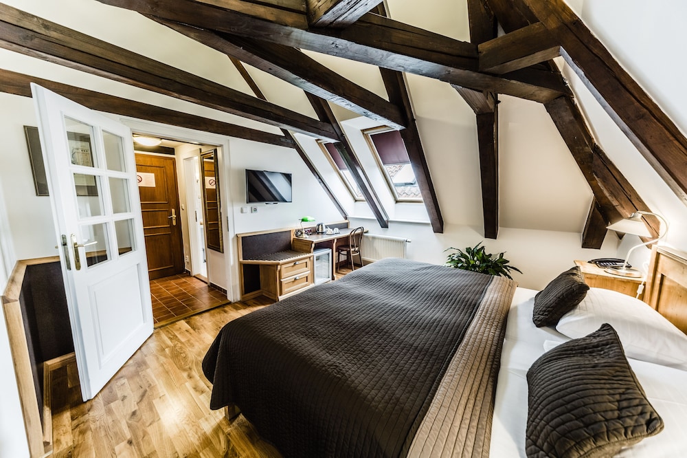 archibald at the charles bridge