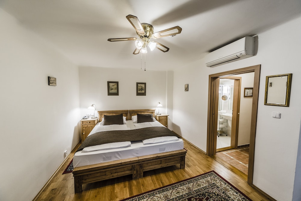 archibald at the charles bridge