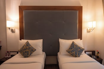 clarks collection bhavnagar