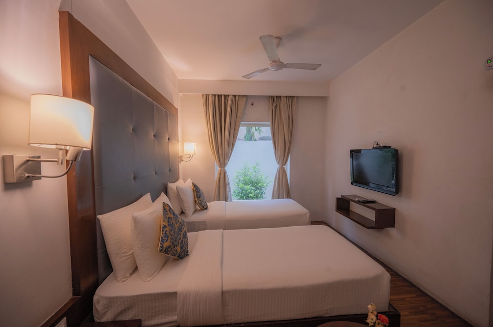 clarks collection bhavnagar