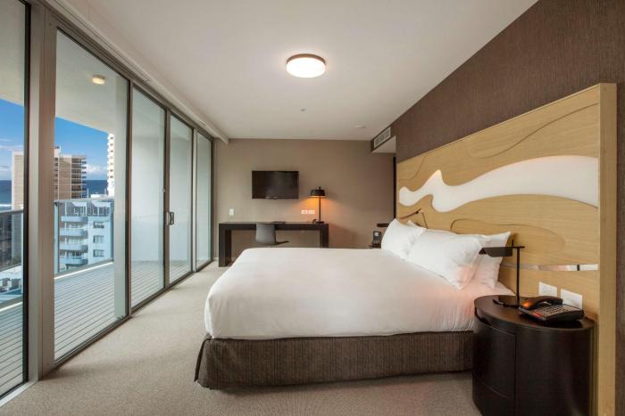 hilton surfers paradise hotel and residences