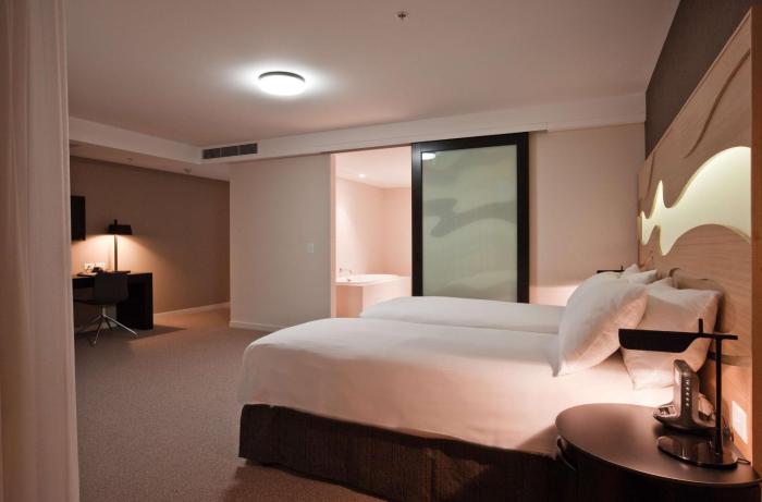 hilton surfers paradise hotel and residences