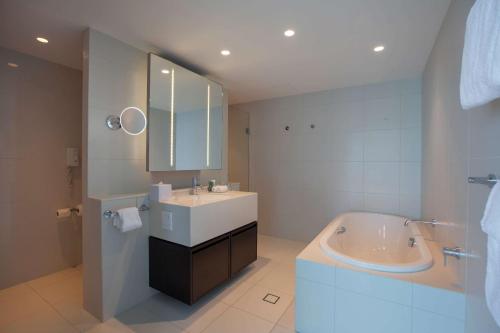 hilton surfers paradise hotel and residences