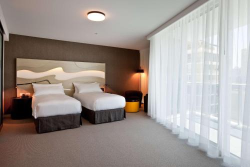 hilton surfers paradise hotel and residences