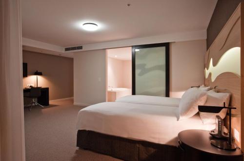 hilton surfers paradise hotel and residences