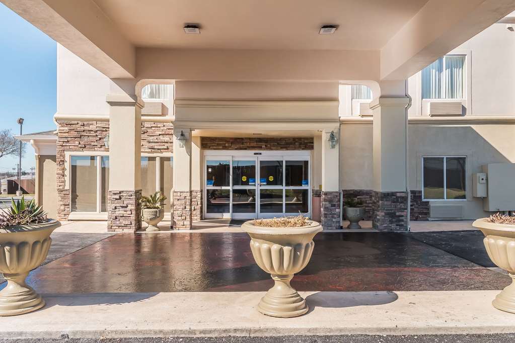 comfort inn near frost bank center