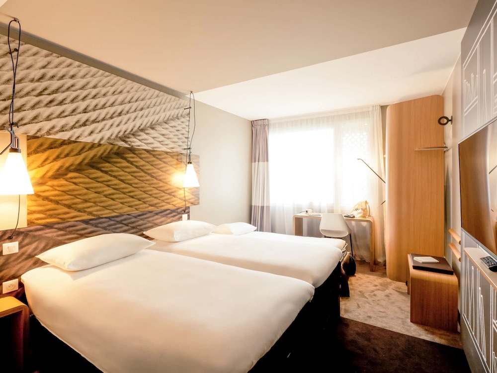 ibis lyon carre de soie