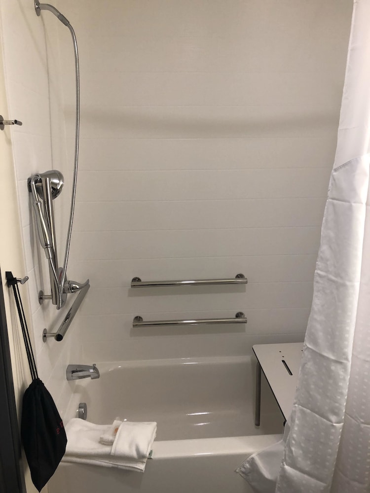 holiday inn and suites mount pleasant