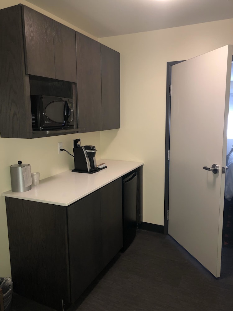 holiday inn and suites mount pleasant