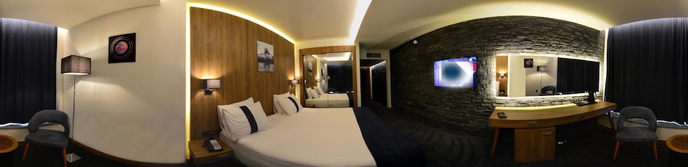 monarch hotel