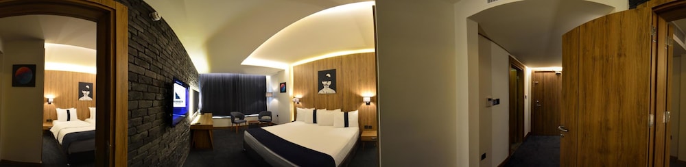 monarch hotel