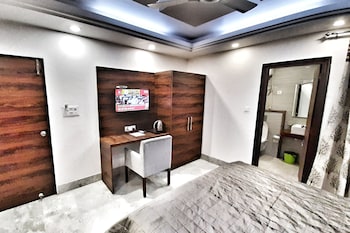 hotel aerocity purple orchid