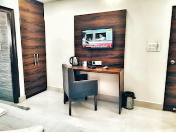 hotel aerocity purple orchid