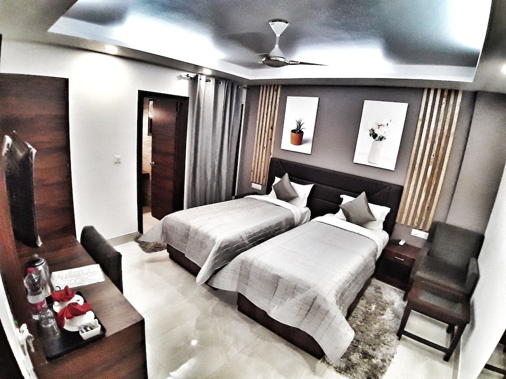 hotel aerocity purple orchid