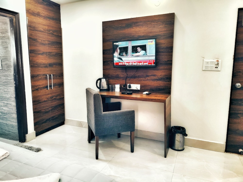hotel aerocity purple orchid