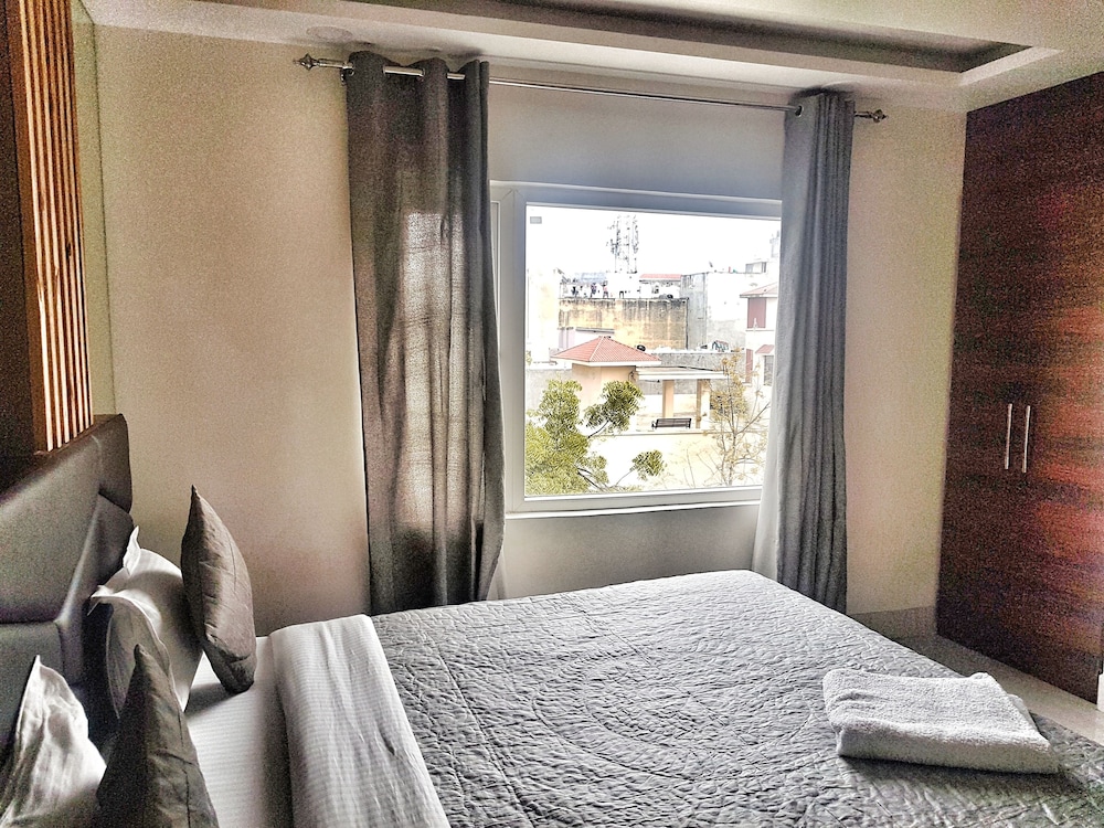 hotel aerocity purple orchid