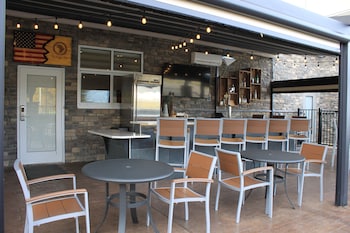 welcome to holiday inn and suites hopkinsville convention ctr