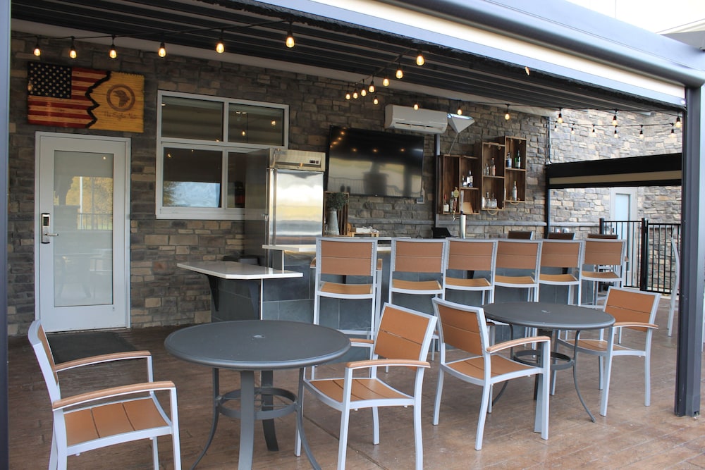 welcome to holiday inn and suites hopkinsville convention ctr