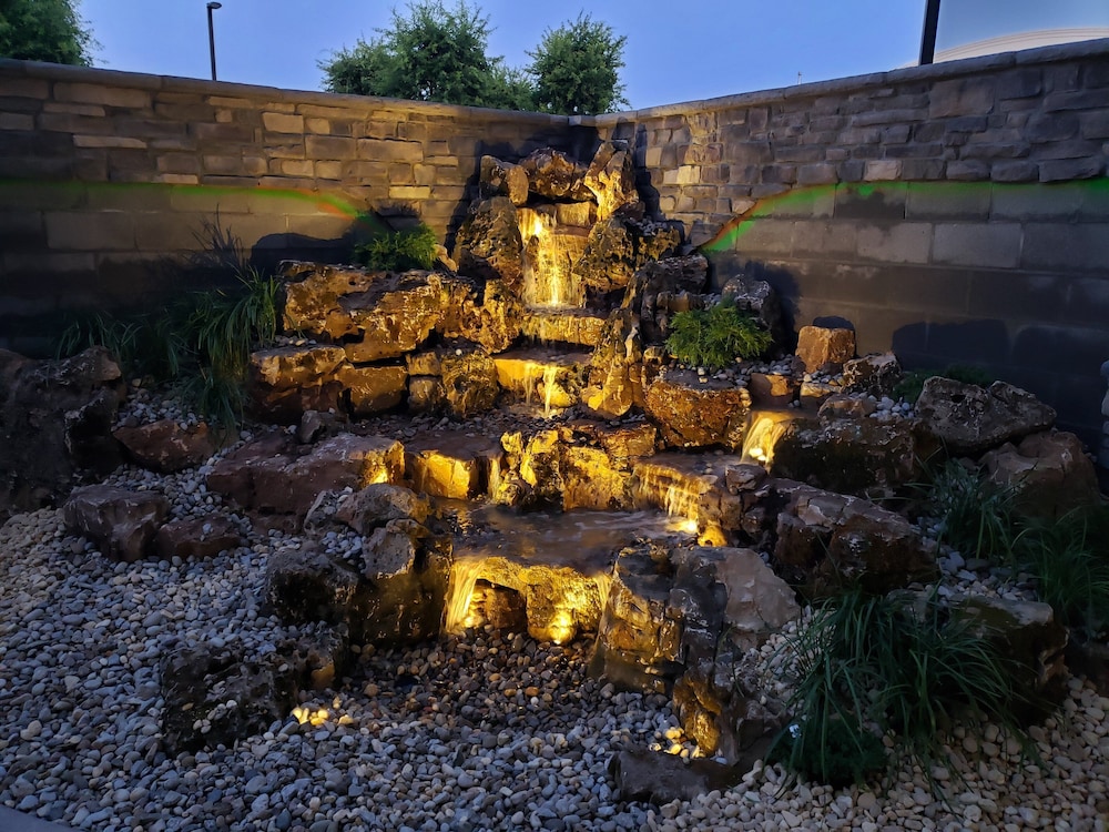 welcome to holiday inn and suites hopkinsville convention ctr