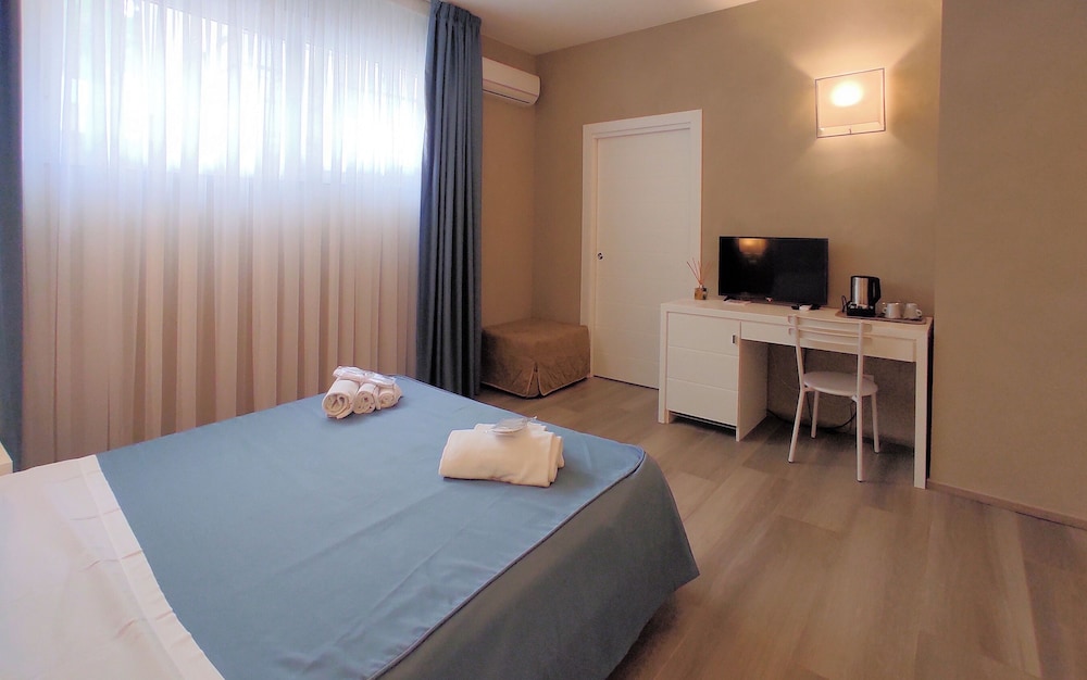 hotel cecina beach