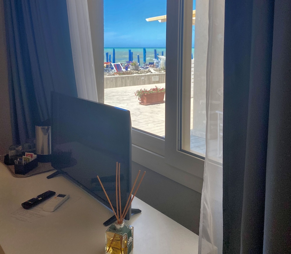 hotel cecina beach