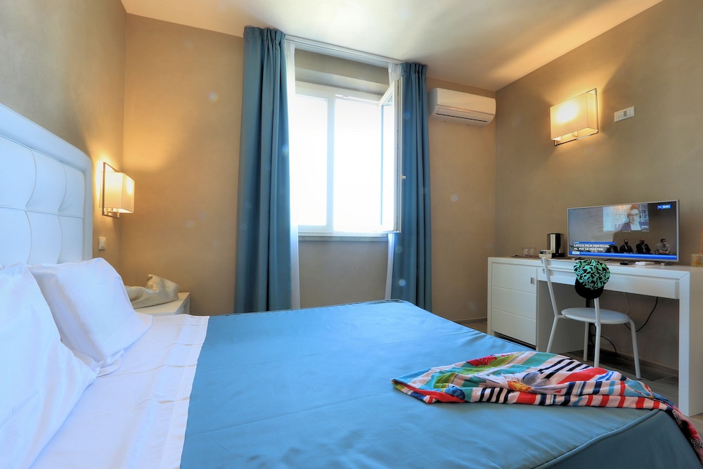 hotel cecina beach