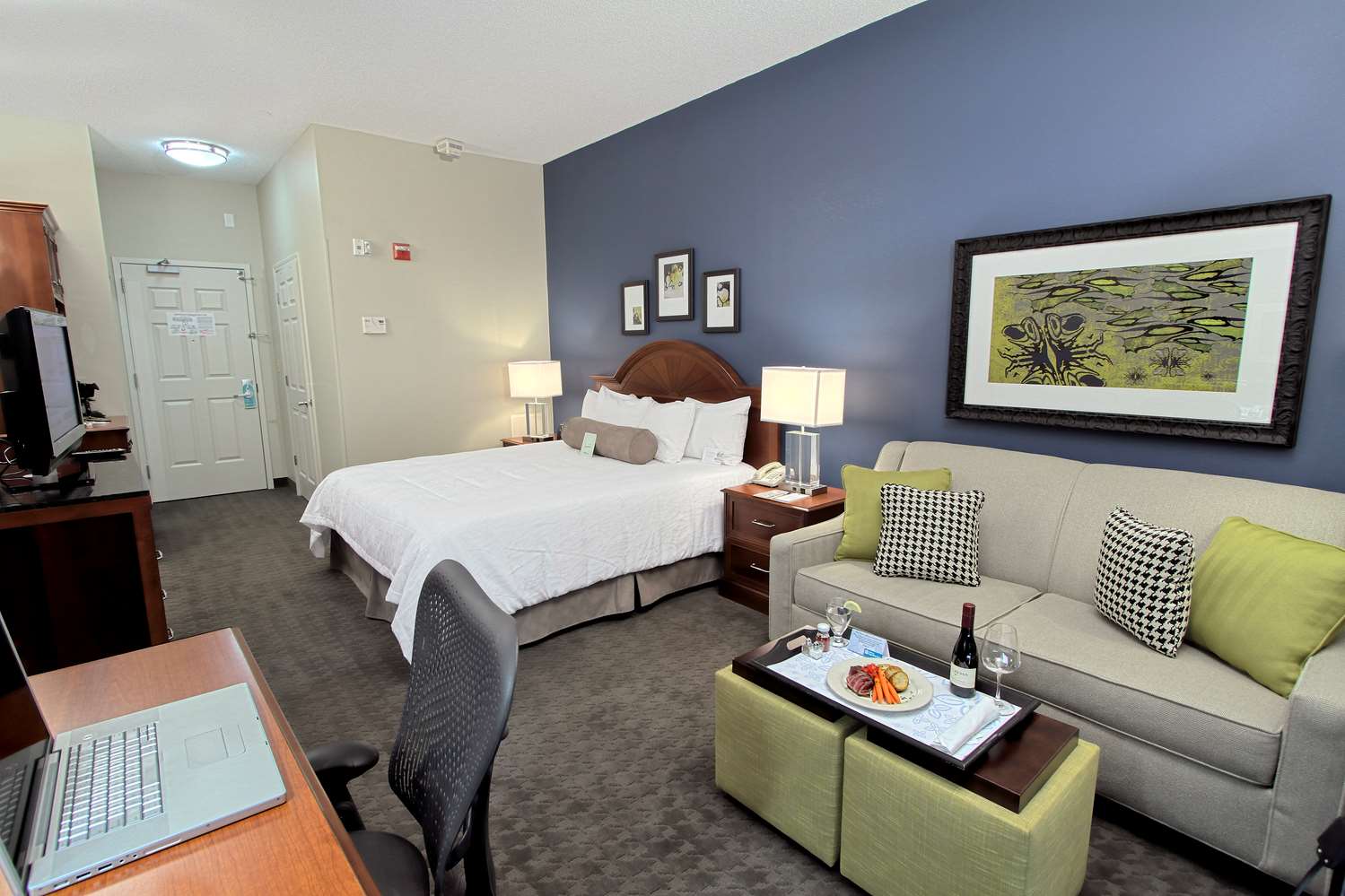 hilton garden inn westbury