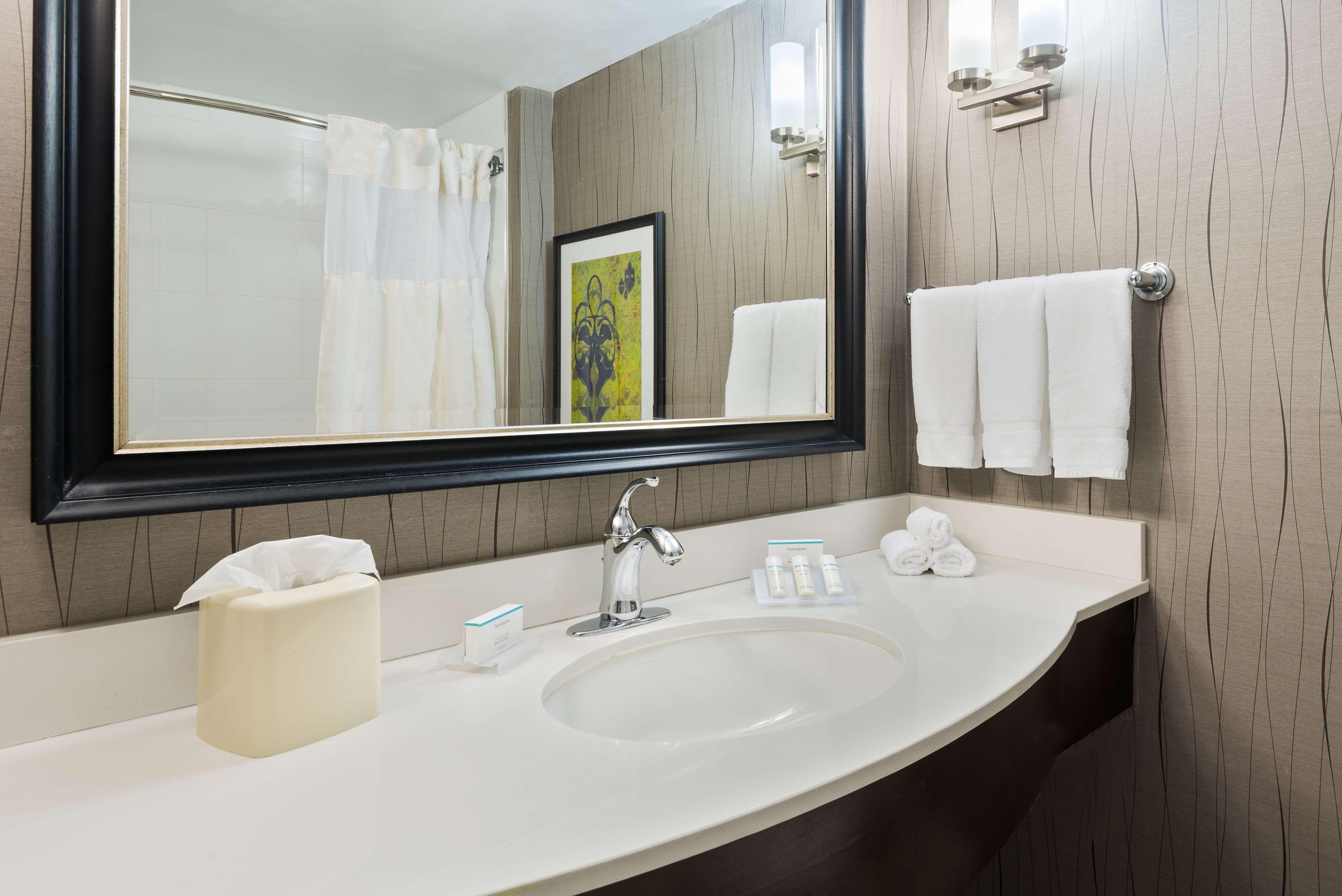 hilton garden inn westbury