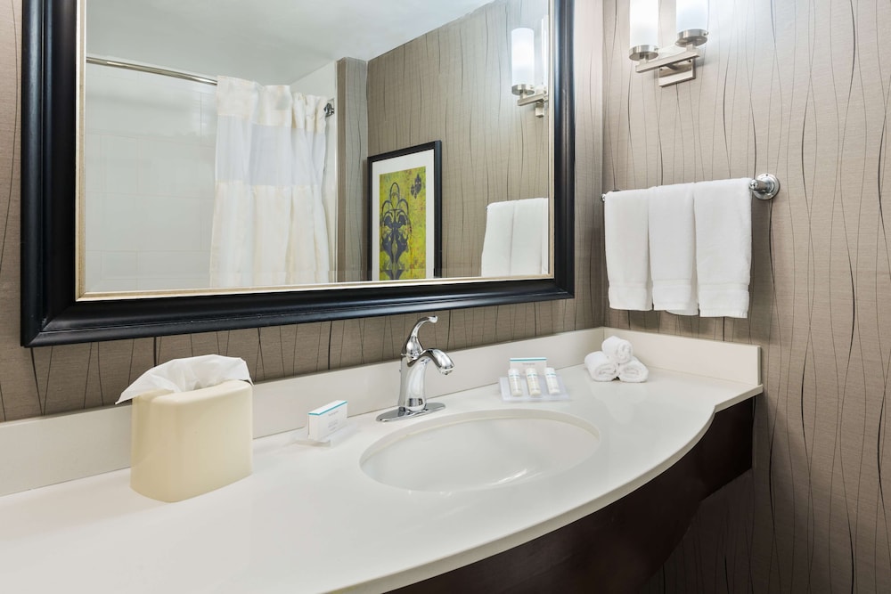 hilton garden inn westbury