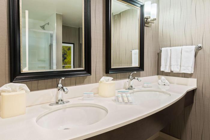 hilton garden inn westbury