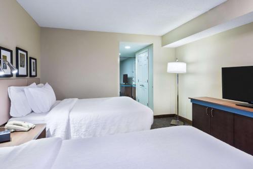 hilton garden inn westbury