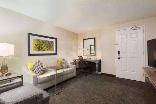 hilton garden inn westbury