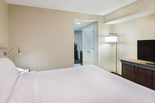 hilton garden inn westbury