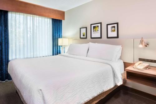 hilton garden inn westbury