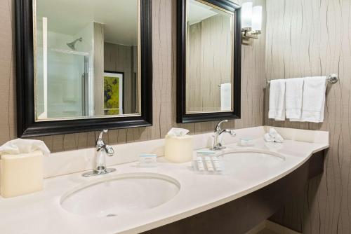 hilton garden inn westbury