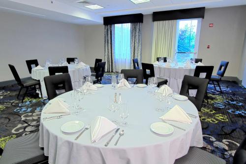 hilton garden inn westbury