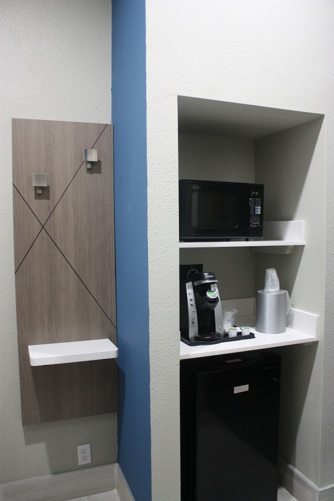 holiday inn express hotel and suites shamrock north by ihg