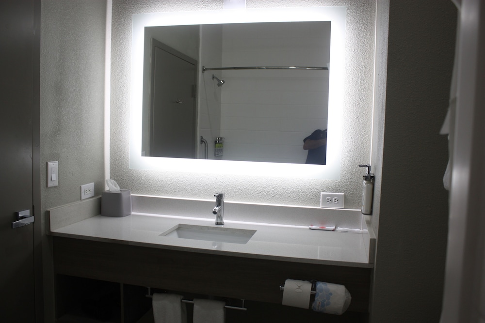 holiday inn express hotel and suites shamrock north by ihg