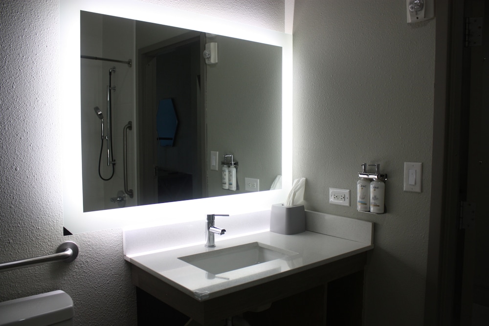 holiday inn express hotel and suites shamrock north by ihg