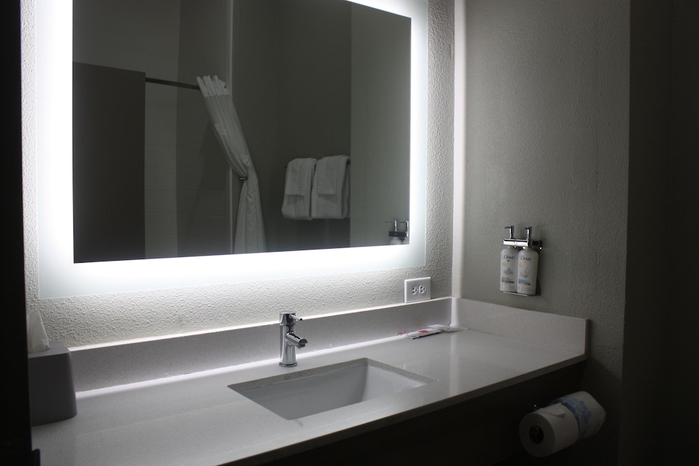 holiday inn express hotel and suites shamrock north by ihg
