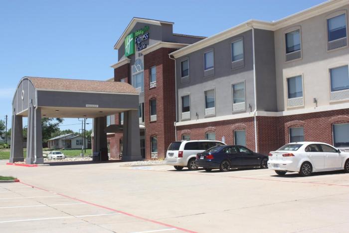 holiday inn express hotel and suites shamrock north by ihg