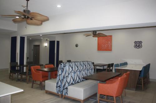 holiday inn express hotel and suites shamrock north by ihg