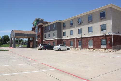 holiday inn express hotel and suites shamrock north by ihg